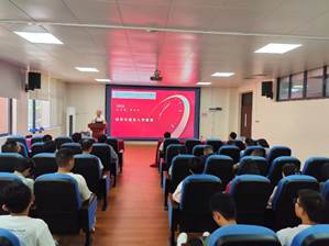 许多人在房间里 中度可信度描述已自动生成