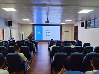 会议室里的人们 描述已自动生成