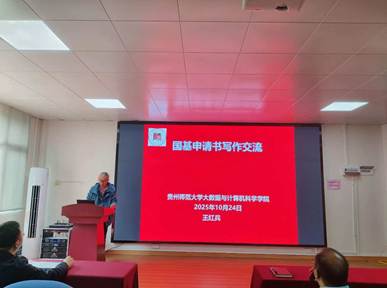 人们在看台上的人在电视前AI 生成的内容可能不正确。